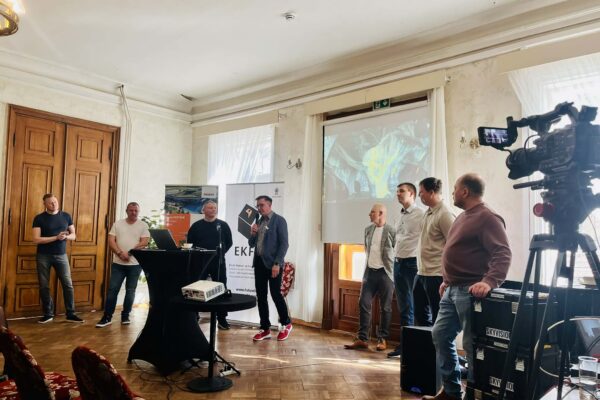 584aae21-128d-46c7-a01f-509b99459384